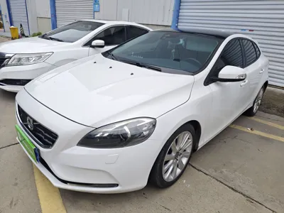 Volvo V40 · 2015 год