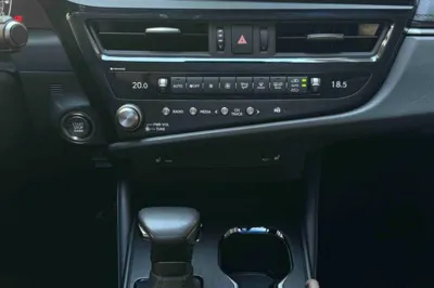 Lexus ES 2022, 33800 км, за 196128.21 CNY - фото 31