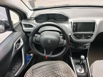 Peugeot 2008 2016, 37100 км, за 27799 CNY