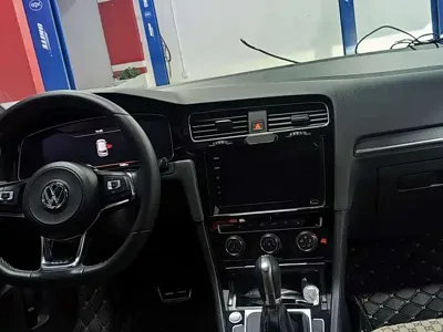 Volkswagen Golf 2020, 7500 км, за 75000 CNY