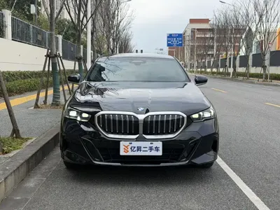 BMW 5 Series 2024, 35300 км, за 273000 CNY