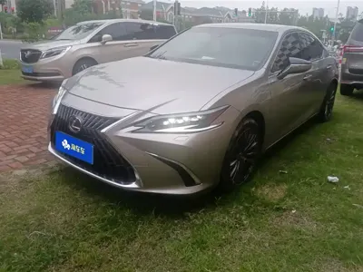 Lexus ES · 2023 год