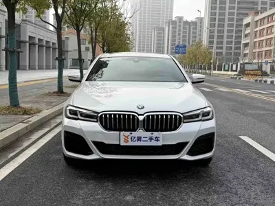 BMW 5 Series 2023, 30000 км, за 227300 CNY