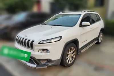 Jeep Cherokee 2016, 137500 км, за 40883.48 CNY - фото 1