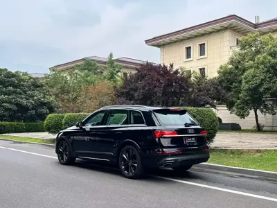 Audi Q7 2025, 1500 км, за 488000 CNY
