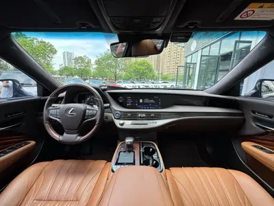 Lexus LS 2019, 100000 км, за 396000 CNY - фото 8