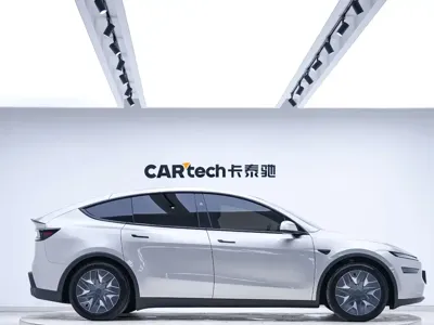 Tesla Model Y L 2026, 7000 км, за 295000 CNY