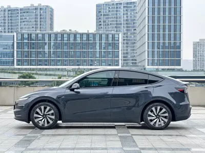 Tesla Model Y 2025, 23000 км, за 253800 CNY