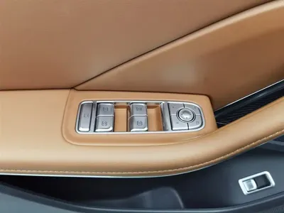 Hongqi Hongqi HS7 PHEV 2025, 14800 км, за 116800 CNY - фото 9