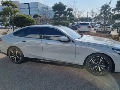 BMW 5-Series 2024, 23681 км, за 74500000 KRW - фото 3