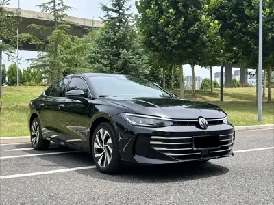 Volkswagen Passat 2025, 17000 км, за 123000 CNY