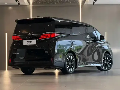 Toyota Alphard 2023, 67000 км, за 758000 CNY