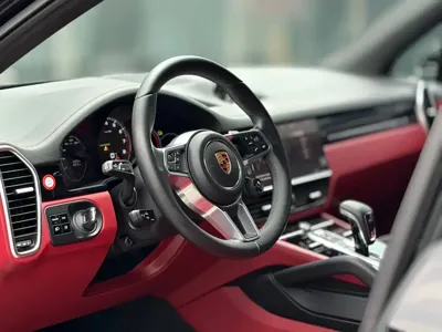 Porsche Cayenne Hybrid 2023, 50000 км, за 428700 CNY - фото 8