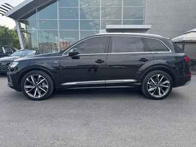 Audi Q7 2023, 27599 км, за 368800 CNY