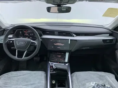 Audi e-tron 2026, 100 км, за 199800 CNY - фото 17