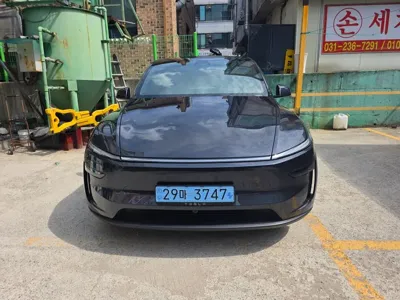 Tesla Model Y · 2025 год