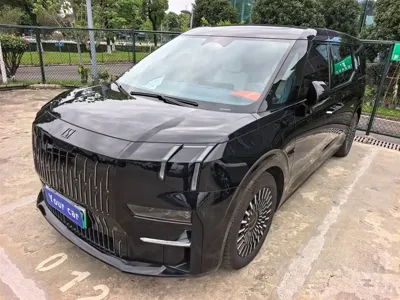 Zeekr 009 · 2023 год