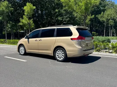 Toyota Sienna 2014, 135000 км, за 95000 CNY