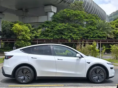 Tesla Model Y 2026, 6000 км, за 259800 CNY