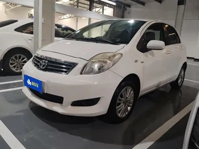 Toyota Yaris · 2013 год