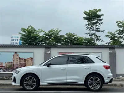Audi Q3 2023, 53000 км, за 165799 CNY