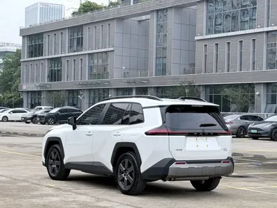 Toyota RAV4 2026, 7000 км, за 176000 CNY