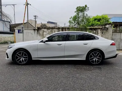 BMW i5 2025, 22000 км, за 249800 CNY