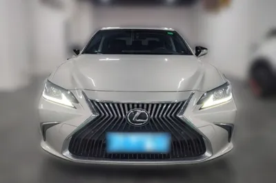 Lexus ES 2018, 102500 км, за 140364.47 CNY
