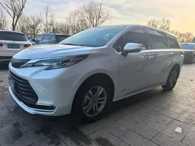 Toyota Sienna · 2023 год