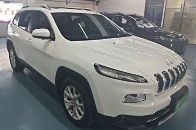 Jeep Cherokee 2017, 70200 км, за 52419.14 CNY