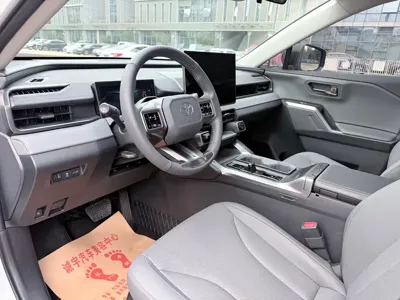 Toyota RAV4 2026, 7000 км, за 176000 CNY - фото 11