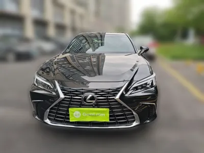 Lexus ES 2025, 1900 км, за 330378.1 CNY