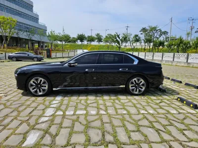 BMW i7 · 2024 год