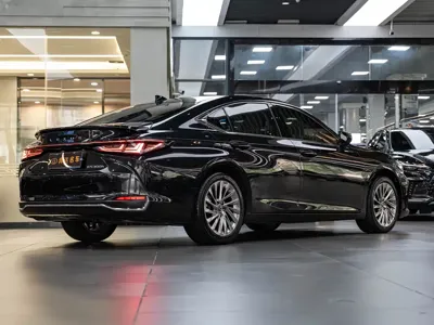 Lexus ES 2025, 11000 км, за 372600 CNY