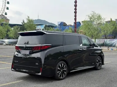 Toyota Vellfire 2023, 27000 км, за 708000 CNY