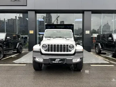 Jeep Wrangler 2024, 4300 км, за 373800 CNY
