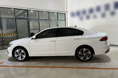 Volkswagen Bora 2023, 37400 км, за 92717.5 CNY