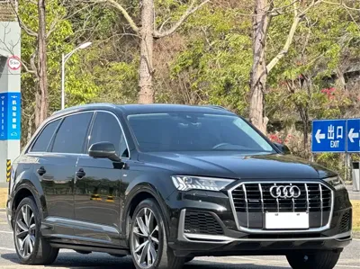 Audi Q7 2024, 30000 км, за 399799 CNY