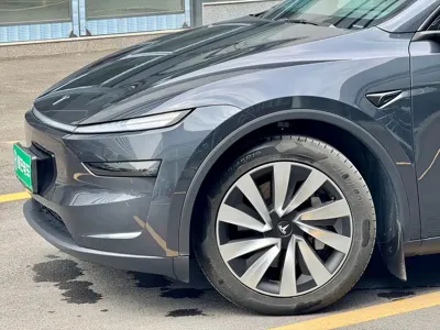 Tesla Model Y 2025, 17800 км, за 259800 CNY