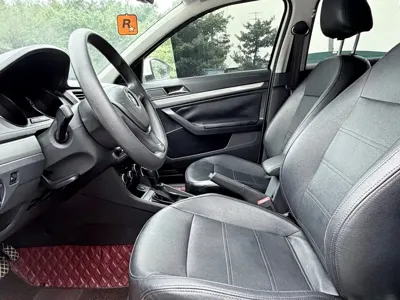 Volkswagen Lavida 2018, 80000 км, за 35800 CNY
