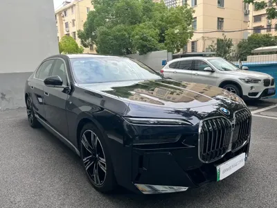 BMW i7 2023, 27000 км, за 469799 CNY