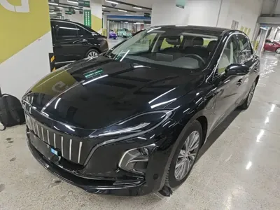 Hongqi Hongqi E-QM5 · 2024 год