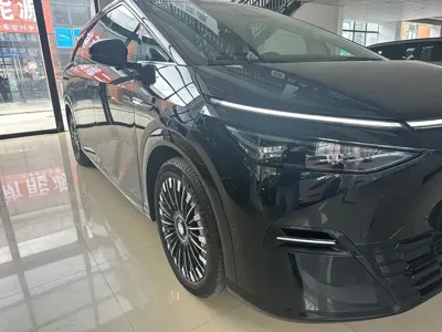 Xpeng X9 2025, 12000 км, за 249800 CNY