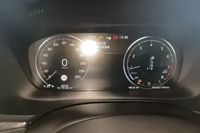 Volvo XC60 2018, 93500 км, за 131200.81 CNY - фото 15