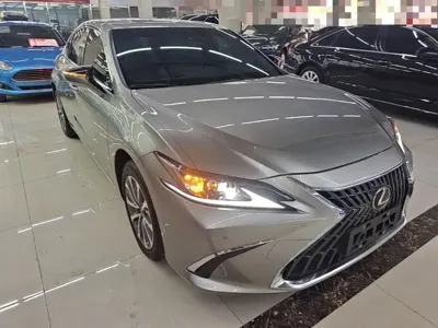 Lexus ES 2023, 30600 км, за 179300 CNY