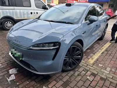 智界 Zhijie R7 · 2025 год