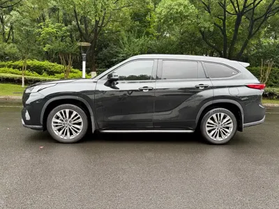 Toyota Highlander 2023, 68000 км, за 179800 CNY