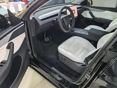 Tesla Model Y 2025, 25000 км, за 262800 CNY