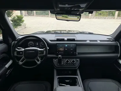 Land Rover Defender 2022, 24000 км, за 548000 CNY
