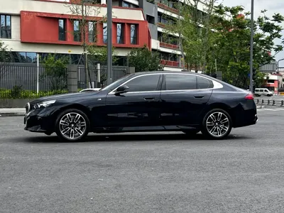BMW 5 Series 2025, 22000 км, за 278800 CNY